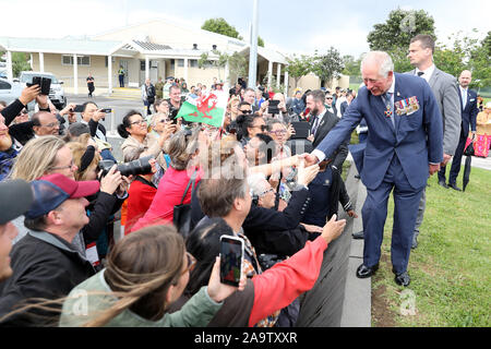 Le Prince de Galles est conforme aux sections locales au cours d'une cérémonie de dépôt de gerbes au Monument commémoratif de guerre du Mont Roskill à Auckland, le deuxième jour de la visite royale de Nouvelle-Zélande. Banque D'Images