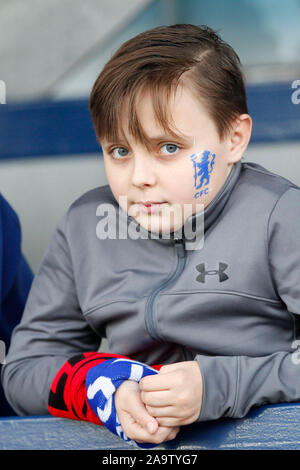 Kingston, au Royaume-Uni. 17 novembre, 2019. Une jeune femme Chelsea fan a le club d'un insigne peint sur son visage pendant le FAWSL match entre Manchester United et Chelsea Chers femmes à la Cherry Red Records Stadium, Kingston, l'Angleterre le 17 novembre 2019. Photo par Carlton Myrie/Premier Images des médias. Credit : premier Media Images/Alamy Live News Banque D'Images