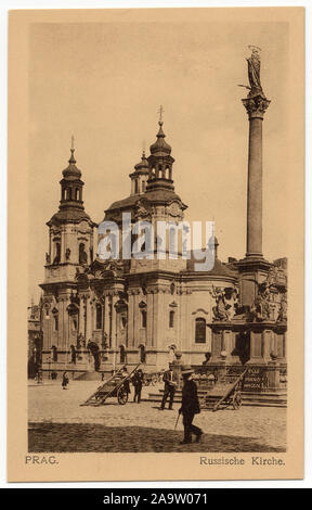 L'église Saint Nicolas (Kostel svatého Mikuláše) et la colonne mariale (Mariánský sloup) à la place de la vieille ville de Prague, l'Autriche-Hongrie, représentés dans le vintage postcard publié par la maison d'édition d'Koppe-Bellmann publié en 1914. L'église Saint Nicolas est décrit comme l'église russe Schaubek (Kirche) parce qu'il a été utilisé par la communauté avant la Première Guerre mondiale. Avec la permission de l'Azoor Collection Carte Postale. Banque D'Images