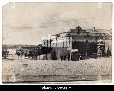 La maison Ipatiev à Iekaterinbourg, Russie, représentés dans le vintage noir et blanc photographie prise par un inconnu photographe tchécoslovaque à l'été 1918 peu après que le Tsar Nicolas II et sa famille ont été assassinés dans la chambre par les Bolcheviks. La maison Ipatiev était représenté probablement peu après l'armée des volontaires de la Légion tchécoslovaque capturé Ekaterinbourg le 25 juillet 1918. Les gardes sont tchécoslovaque vu dans la photo à côté de la clôture en bois au premier plan. Avec la permission de l'Azoor Photo Collection. Banque D'Images