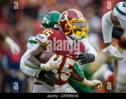 Landover, Maryland, USA. Landover, Maryland, USA. 17 novembre, 2019. Redskins de Washington le receveur Steven Sims Jr. (15) est abordé après la capture d'écran de bulles pendant le jeu entre les Jets de New York contre les Redskins de Washington à FedEx Field à Landover, Maryland. Royster Cory/Cal Sport Media/Alamy Live News Crédit : Cal Sport Media/Alamy Live News Banque D'Images