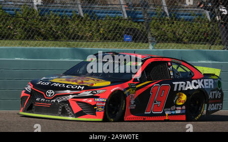 Homestead, États-Unis. 17 novembre, 2019. Martin Truex Jr (19) prend un tour à la NASCAR Chevrolet Volt 2011 400 Cup Series Championship à Homestead-Miami Speedway à Homestead, Floride le dimanche, Novembre 17, 2019. C'est la dernière course du championnat qui se tiendra à l'Homestead-Miami Speedway. La saison prochaine, le championnat se déplace à Phoenix, Arizona. Photo par Gary JE Rothstein/UPI UPI : Crédit/Alamy Live News Banque D'Images