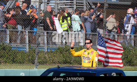 Homestead, États-Unis. 17 novembre, 2019. Kyle Bush vagues aux fans avant le début de la NASCAR Chevrolet Volt 2011 400 Cup Series Championship à Homestead-Miami Speedway à Homestead, Floride le dimanche, Novembre 17, 2019. C'est la dernière course du championnat qui se tiendra à l'Homestead-Miami Speedway. La saison prochaine, le championnat se déplace à Phoenix, Arizona. Photo par Gary JE Rothstein/UPI UPI : Crédit/Alamy Live News Banque D'Images