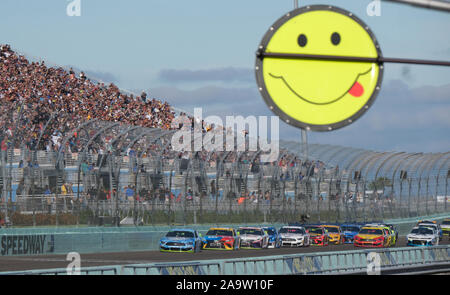 Homestead, États-Unis. 17 novembre, 2019. Sortie tourner à quatre conducteurs au cours de la Chevrolet Volt 2011 de NASCAR Cup Series 400 Championnat à Homestead-Miami Speedway à Homestead, Floride le dimanche, Novembre 17, 2019. C'est la dernière course du championnat qui se tiendra à l'Homestead-Miami Speedway. La saison prochaine, le championnat se déplace à Phoenix, Arizona. Photo par Gary JE Rothstein/UPI UPI : Crédit/Alamy Live News Banque D'Images