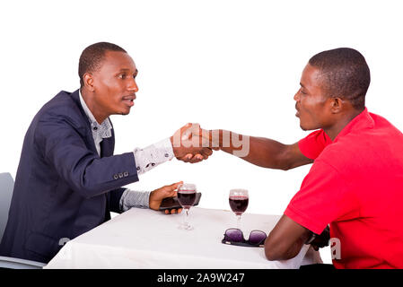 Rencontre de deux professionnels des gens d'affaires au restaurant assis devant des verres de vin rouge et de poignées de main Banque D'Images