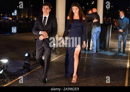 L'Espagne. 18 Nov, 2019. Marc Márquez et sa petite amie Lucia Rivero arrivant à la cérémonie de remise des Prix FIM après la Motul Gran Premio de la Comunitat Valenciana au Palais des Congrès le 17 novembre 2019 à Valence, en Espagne. Credit : CORDON PRESS/Alamy Live News Banque D'Images