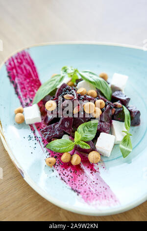 Alimentation saine alimentation. Salade italienne de betterave, les feuilles de basilic et fromage feta, avec de l'huile et les petits choux assortis. Banque D'Images