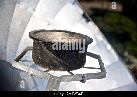 - Beldangi II, Damak, Népal, 2014 : Le HCR avec le Vajra, La Fondation fournit des cuiseurs solaires paraboliques pour la cuisine pour les réfugiés dans le camp. ..4 Novembre 2014 Banque D'Images