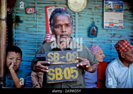 - Beldangi II, Damak, Népal, 2014 : Cet homme est maintenant le numéro de la plaque de sa maison au Bouthan, qu'il avait apporté le long quand il a été forcé de fuir le pays. .Il espère retourner à sa terre à nouveau et souhaite mettre ce numéro plaque où il était...2 Novembre 2014 Banque D'Images