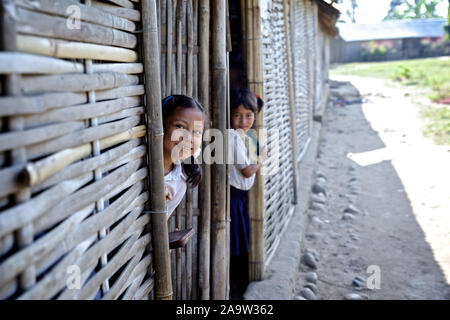 - Beldangi II, Damak, Népal, 2014 : Matin Assemblée générale à l'école dans le camp de réfugiés, où les enfants prier et ensuite fin à l'assemblée en chantant l'hymne national du Bhoutan. ..Ces réfugiés vivent dans ces camps depuis plus de deux décennies. Tous ces enfants sont nés et ont grandi dans le camp. Ils n'ont jamais été au Bhoutan et ne sera jamais autorisé à. Mais tous les jours ils chantent l'hymne national et d'apprendre la langue Dzongkha en toute sincérité. ..Le HCR fournit une protection internationale et s'emploie à assurer le respect des droits de l'homme tout en fournissant une assistance humanitaire de base à ces réfugiés. Banque D'Images