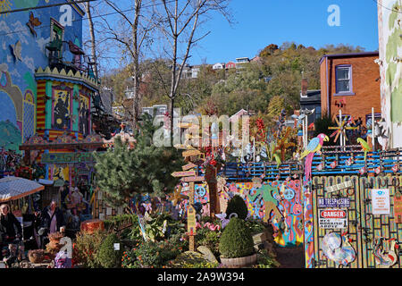 PITTSBURGH - NOVEMBRE 2019 : Randyland est une attraction populaire, un grand spectacle en plein air flamboyant de junk aléatoire comme le pop art par l'artiste backya Banque D'Images