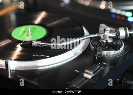 Platine stéréo haute fidélité de la lecture d'un disque vinyle. Focus sélectif. Banque D'Images