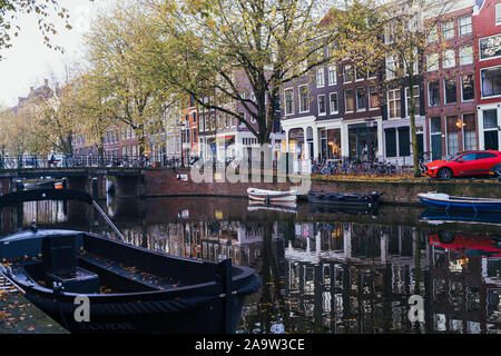 Amsterdam, Pays-Bas - 9 novembre, 2019 : Bâtiments et bateaux-maison le long canal lors d'un début d'automne matin d'automne dans le quartier Jordaan Banque D'Images