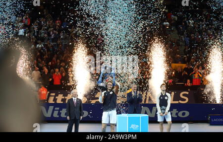 Londres, ANGLETERRE - 17 novembre : StefanosTsitsipas de la Grèce soulève le trophée après avoir battu gagnants ATP Dominic Thiem de la Suisse pendant la finale de l'ATP World Tour finale au O2 Arena le 17 novembre 2019 à Londres, en Angleterre. Photo par Paul Cunningham Banque D'Images