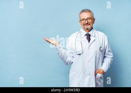 Young doctor posing and smiling at camera, santé et médecine. Banque D'Images