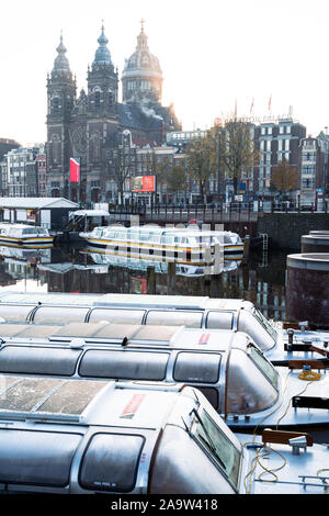 Amsterdam, Pays-Bas - 9 novembre, 2019 : Bâtiments et bateaux-maison le long du canal de Signel pendant un automne précoce lever matin dans le quartier Jordaan voisin Banque D'Images