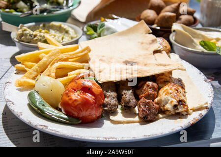 La viande mixte kabab platter, Ahwet (Zitouna Zitouna Kahwet), Baie Zeytouna, Beyrouth, Liban Banque D'Images