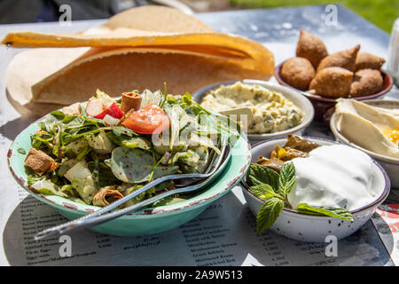 Assiette de mezzés à Ahwet restaurant Zitouna Zitouna (Kahwet), Baie Zeytouna, Beyrouth, Liban Banque D'Images