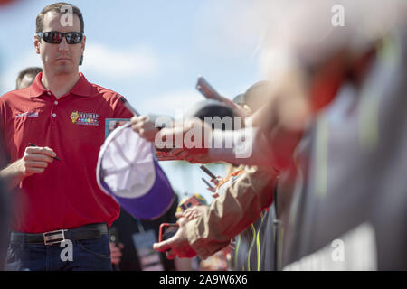 Homestead, Floride, USA. 17 novembre, 2019. Kyle Busch (18) Promenades à la réunion des pilotes pour le Ford 400 à Homestead-Miami Speedway à Homestead, Floride. (Crédit Image : © Stephen A. Arce Asp Inc/ASP) Banque D'Images