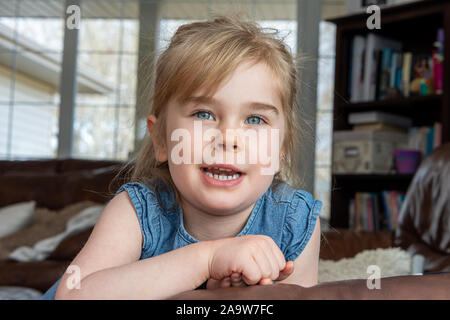 Un très mignon, adorable jeune fille aux yeux bleus, avec un visage très expressif. Banque D'Images