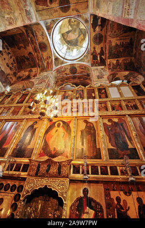 Cathédrale de l'Archange intérieur avec des icônes peintes. Place de la cathédrale, le Kremlin de Moscou, Russie Banque D'Images