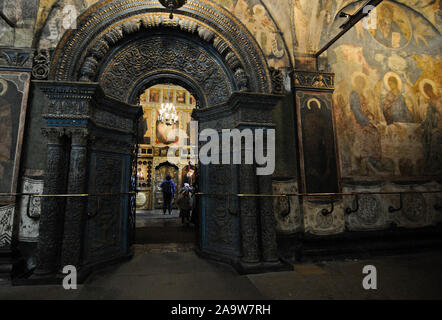 Cathédrale de l'Archange intérieur avec des icônes peintes. Place de la cathédrale, le Kremlin de Moscou, Russie Banque D'Images