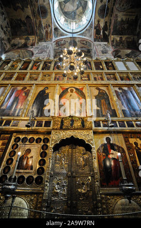 Cathédrale de l'Archange intérieur avec des icônes peintes. Place de la cathédrale, le Kremlin de Moscou, Russie Banque D'Images