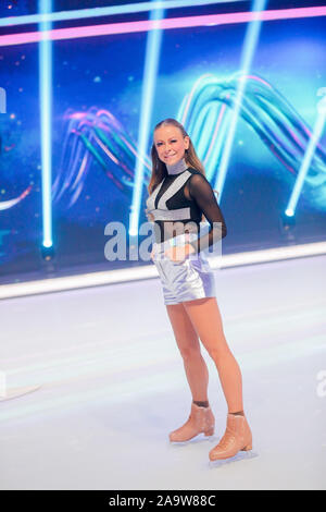 Cologne, Allemagne. 17 novembre, 2019. Jenny Elvers, actrice, est sur le SAT.1 live show 'Dancing on Ice' sur la glace. Crédit : Rolf Vennenbernd/dpa/Alamy Live News Banque D'Images