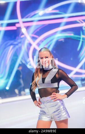 Cologne, Allemagne. 17 novembre, 2019. Jenny Elvers, actrice, est sur le SAT.1 live show 'Dancing on Ice' sur la glace. Crédit : Rolf Vennenbernd/dpa/Alamy Live News Banque D'Images