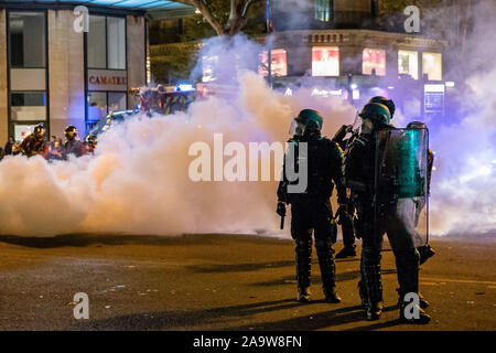 Paris, France. 17 novembre, 2019. Les forces de police française disperser les manifestants au cours d'une manifestation pour marquer le premier anniversaire de la jaune mouvement dans Paris, France, le 17 novembre 2019. Le 17 novembre 2018, le mouvement, qui tire son nom de la haute visibilité vestes drivers keep dans leurs voitures, a commencé comme une campagne contre l'augmentation du prix du diesel, le plus couramment utilisé comme carburant automobile en France, qui est dit Macron nécessaires pour lutter contre le changement climatique. Credit : Aurelien Morissard/Xinhua/Alamy Live News Banque D'Images