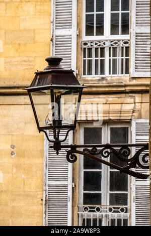 L'ancien gaz style léger street light contre bâtiments médiévaux à Sarlat, France Banque D'Images