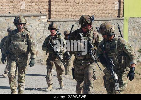 Soldats affectés au quartier général et de l'Administration centrale, du bataillon 1st Armored Division et 1er bataillon du 178e Régiment d'infanterie, la Garde nationale de l'Illinois d'assurer la sécurité de hauts dirigeants militaires afghanes et de la Coalition à la suite d'un engagement du chef du 17 septembre dans le sud-est de l'Afghanistan. Éléments de la 1re Division blindée de l'administration centrale, à Fort Bliss, Texas, sont déployées pour l'opération de soutien et de résolution Liberté sentinelle à l'appui de nos partenaires afghans. Appui résolu est dirigée par l'OTAN, un non-combat mission de former, conseiller et assister les forces nationales de défense et de sécurité F Banque D'Images