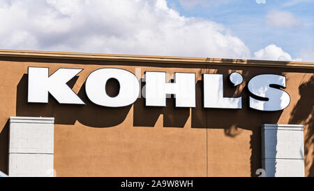 Sep 16, 2019 Milpitas / CA / USA - Kohl's signe à l'un de leurs emplacements dans le sud de San Francisco Bay area ; Kohl's est un grand magasin américain retai Banque D'Images