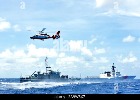 Les équipages de l'USCGC Stratton (WMSL 752) et le RT12 Teanoai (301) a procédé à un échange de formation dans l'océan Pacifique, le 7 novembre 2019. Les deux équipages rendezvoused en mer et a effectué des manœuvres et d'hélicoptères. (U.S. Photo de la Garde côtière canadienne par le Premier maître de Sara Muir/libérés) Banque D'Images