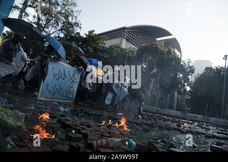 Hong Kong. 17 novembre, 2019. Les manifestants se heurtent à la police à l'extérieur de Hong Kong Polytechnic UniversityA policier a été blessé à la jambe par une flèche et un véhicule blindé a été incendiée, que les manifestants continuent à défendre leur base de fortune à l'Université Polytechnique. Credit : SOPA/Alamy Images Limited Live News Banque D'Images