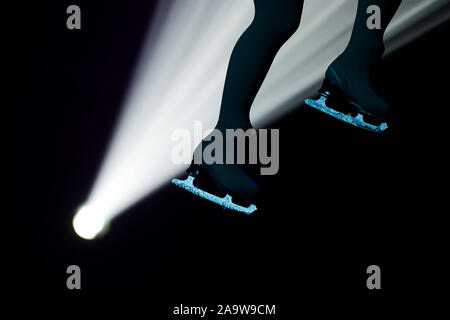 Cologne, Allemagne. 17 novembre, 2019. Une danseuse sur glace plane sur la glace dans l'émission en direct de la SAT.1 'Dancing show on Ice'. Crédit : Rolf Vennenbernd/dpa/Alamy Live News Banque D'Images