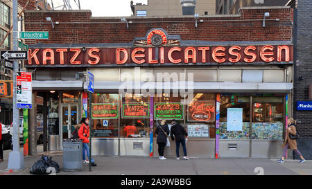 Katz's Delicatessen, 205 East Houston Street, New York. Façade extérieure d'un restaurant traiteur de style casher dans le Lower East Side de Manhattan Banque D'Images