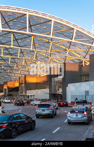 Tôt le matin, le trafic à l'aéroport Hartsfield-Jackson Atlanta International Airport terminal domestique à Atlanta, Géorgie. (USA) Banque D'Images