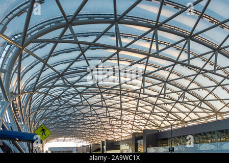 Lever du soleil à l'aéroport Hartsfield-Jackson Atlanta International Airport Terminal Domestique à Atlanta, Géorgie. (USA) Banque D'Images