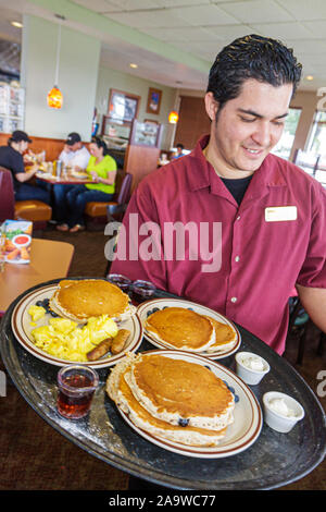 Miami Florida, Hialeah Gardens, Denny's, restaurant restaurants repas manger dehors café cafés bistrot, hispanique latin Latino immigrants ethniques Banque D'Images