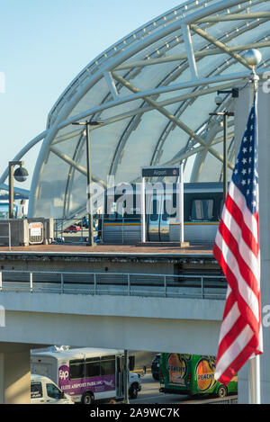 Vue depuis la station de SkyTrain de ATL Atlanta International Airport's Terminal Domestique avec Marta du train express et des navettes de l'aéroport. Banque D'Images