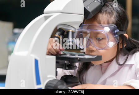 Peu de chercheurs travaille sur les expériences scientifiques et à l'aide de microscope, de l'éducation science concept Banque D'Images