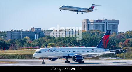 Delta Air Lines jets sur un automne occupé matin à l'aéroport international Hartsfield-Jackson d'Atlanta à Atlanta, Géorgie. (USA) Banque D'Images