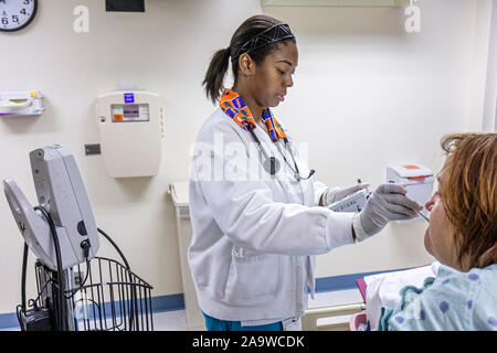 Miami Beach Florida, hôpital à l'intérieur patient chambre privée, femme noire femme infirmière thermomètre mesurer prendre la température du patient, Banque D'Images