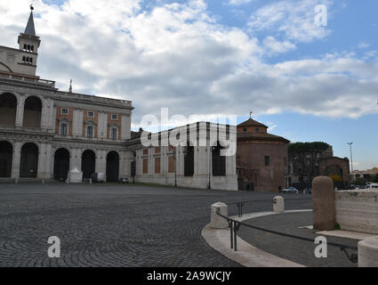 Le baptistère sur la place Saint-Jean à l'arrière de Saint-Jean dans le Latran, Rome, Italie. Banque D'Images