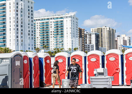 Miami Beach Florida,Super Bowl XLIV week,NFL,football,marketing produit,toilettes portables,gratte-ciel gratte-ciel de hauteur gratte-ciel bâtiment bâtiments conci Banque D'Images