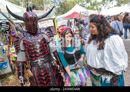 Deerfield Beach Florida, Quiet Waters Park, Florida Renaissance Festival, costume, homme hommes, guerrier, femme femmes, Viking Horned casque, FL10021406 Banque D'Images