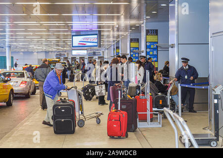 Aéroport international de Miami Florida MIA, niveau départ, enregistrement côté trottoir, bagages, bagages, valise, adultes homme hommes hommes, seniors vieux citiz Banque D'Images