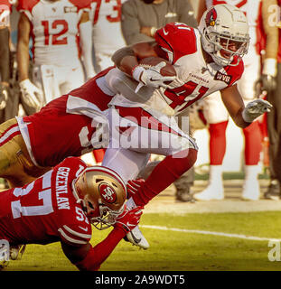 Santa Clara, Californie, États-Unis. 17 novembre, 2019. San Francisco 49ers de secondeur Dre Greenlaw (57) détient sur Arizona Cardinals Kenyan running back Drake (41) le dimanche, Novembre 17, 2019, au stade de Lévis à Santa Clara, en Californie. Les 49ers défait les cardinaux 36-26. Crédit : Al Golub/ZUMA/Alamy Fil Live News Banque D'Images