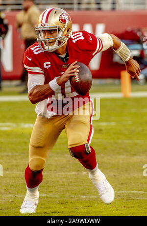 Santa Clara, Californie, États-Unis. 17 novembre, 2019. San Francisco 49ers quarterback Jimmy Garoppolo (10) le dimanche, Novembre 17, 2019, au stade de Lévis à Santa Clara, en Californie. Les 49ers défait les cardinaux 36-26. Crédit : Al Golub/ZUMA/Alamy Fil Live News Banque D'Images